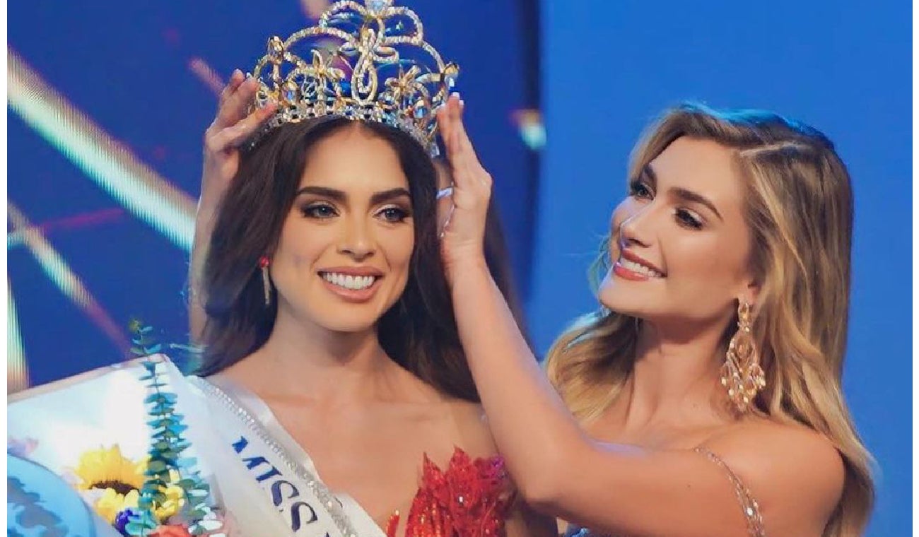 Camila Avella siendo coronada como Miss Universe Colombia 2023