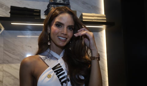 Miss Universe Valle 2024, Daniela Toloza Rocha, posa con su reloj Bulova
