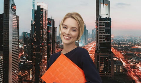Emiratos Árabes y una mujer sonriendo