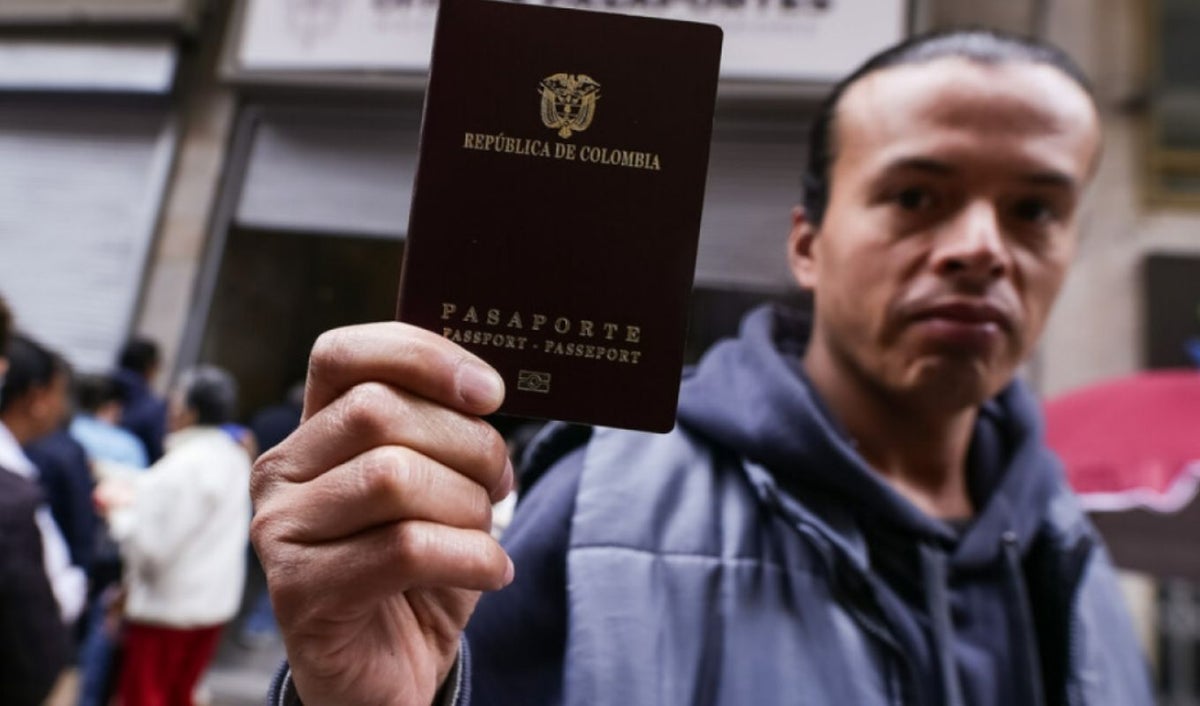 Colombiano con su pasaporte