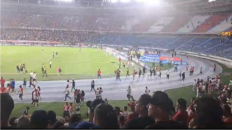 Enfrentamientos entre hinchas de Junior en partido contra el Bucaramanga.