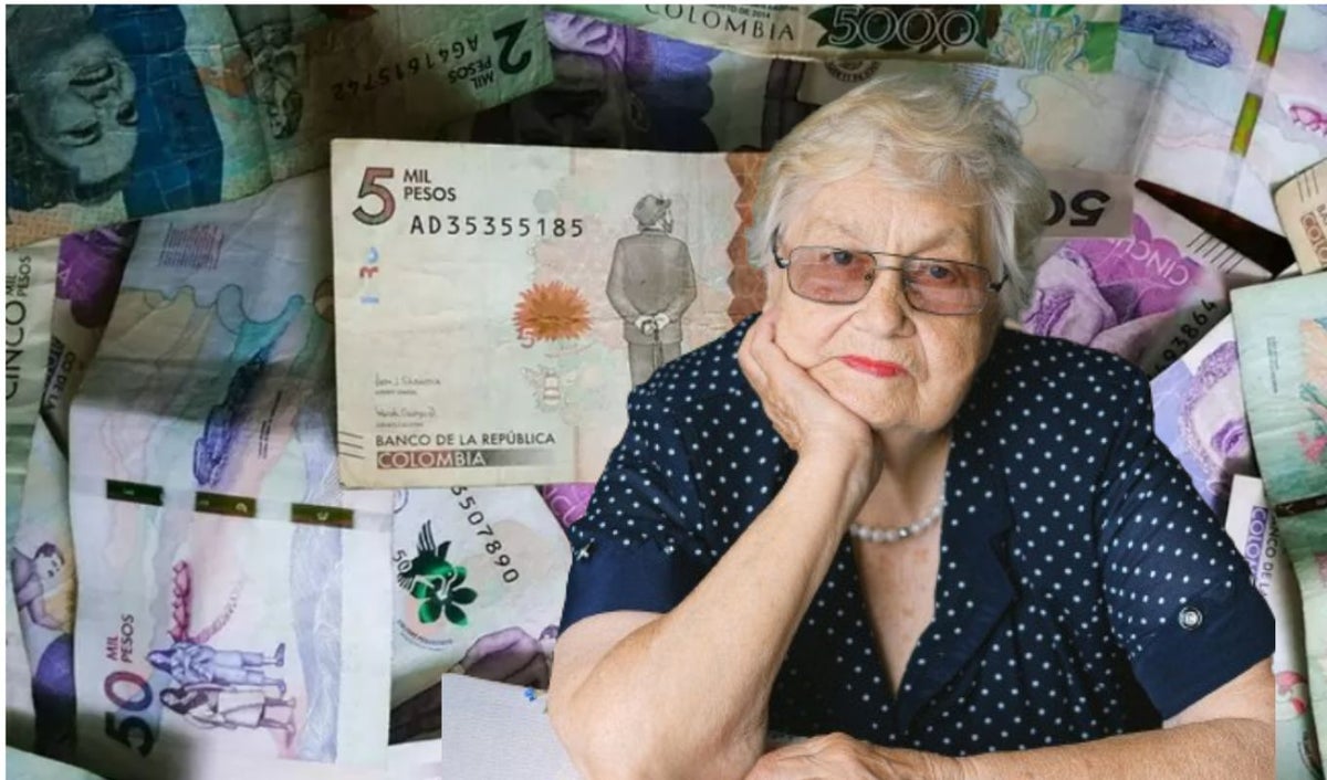 Billetes y una adulta mayor