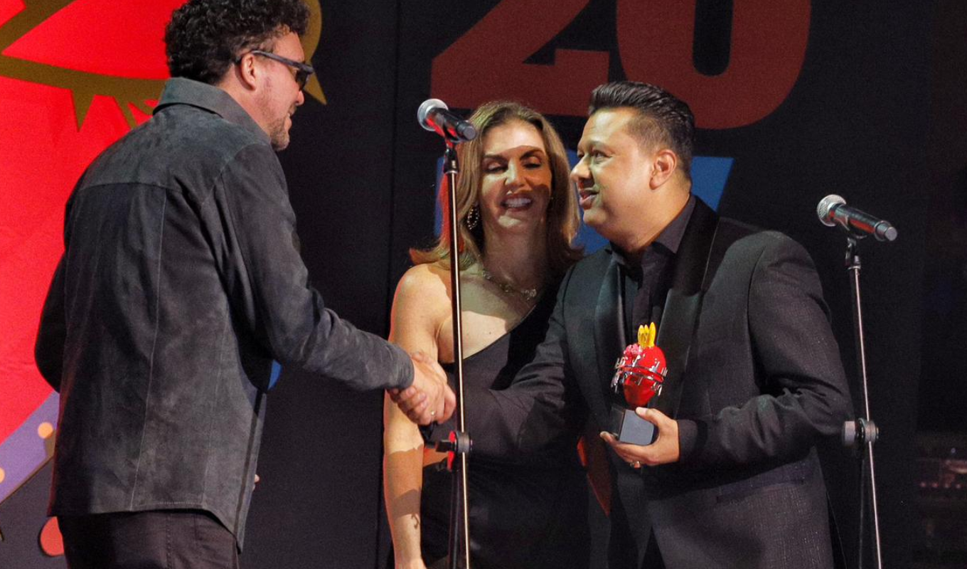 Andrés Cepeda en los Premios Nuestra Tierra 2024 entregando homenaje de Diomedes Díaz