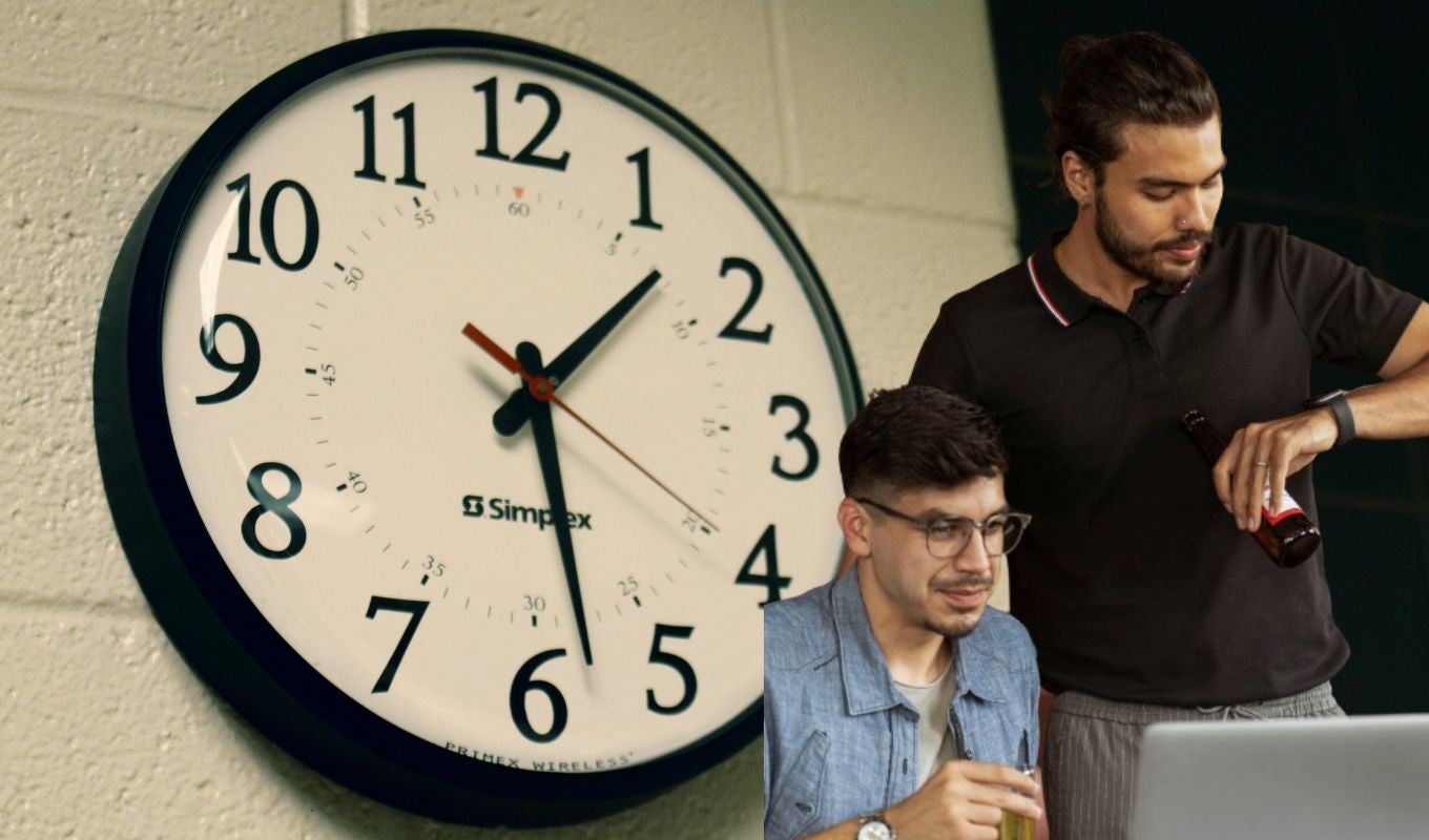 Reloj de pared y dos personas trabajando
