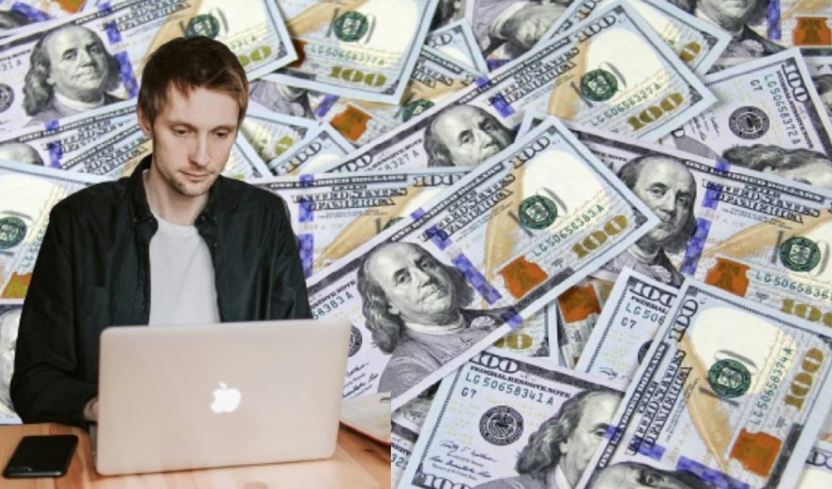 Dólares de fondo y una persona con un computador