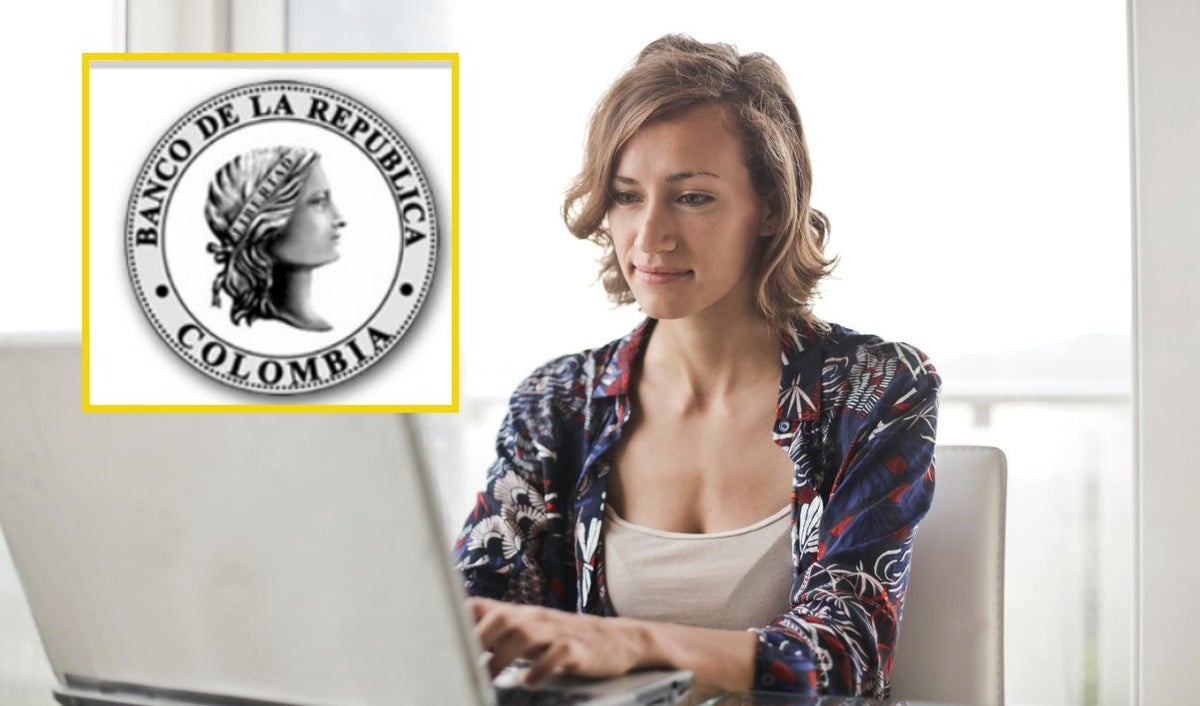 Mujer trabajando con el logo del Banco de la República