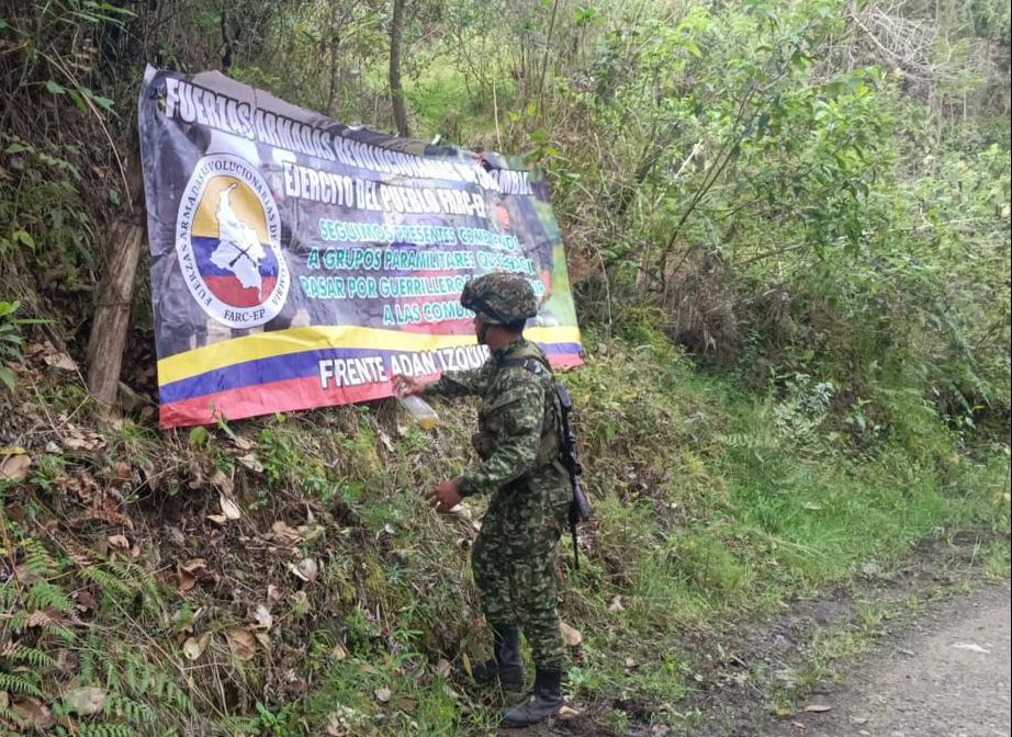 Pancartas disidencias de las Farc