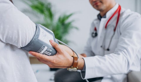 La vasculitis es un grupo de enfermedades poco comunes que causan inflamación de los vasos sanguíneos