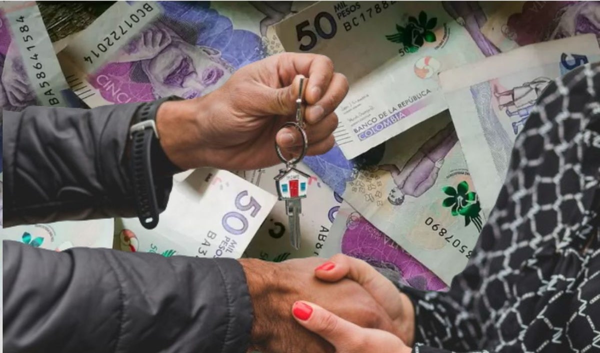 Billetes y dos personas dándose la mano