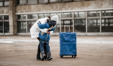 El padre de mi hijo no desea darle el permiso de salida del país, ¿qué debo hacer?