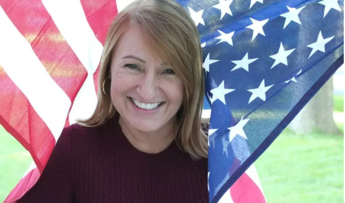 Mujer con la bandera de Estados Unidos