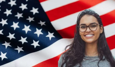 Bandera de Estados Unidos y mujer latina