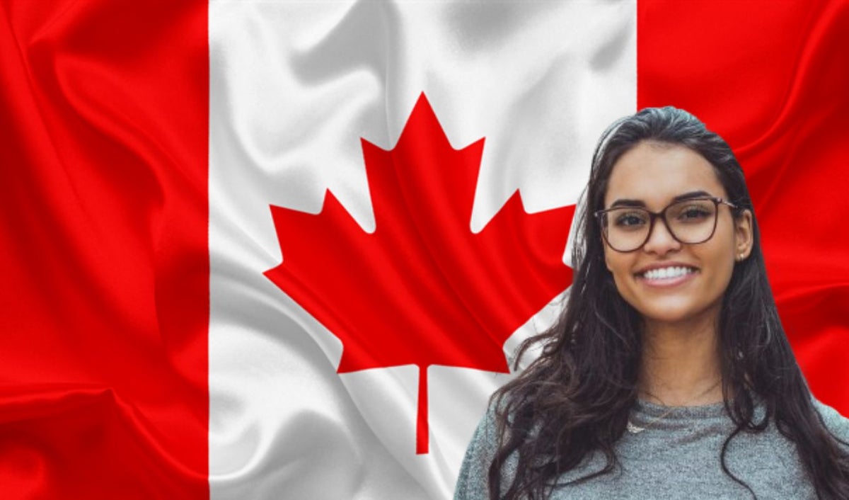 Bandera de Canadá y mujer sonriendo