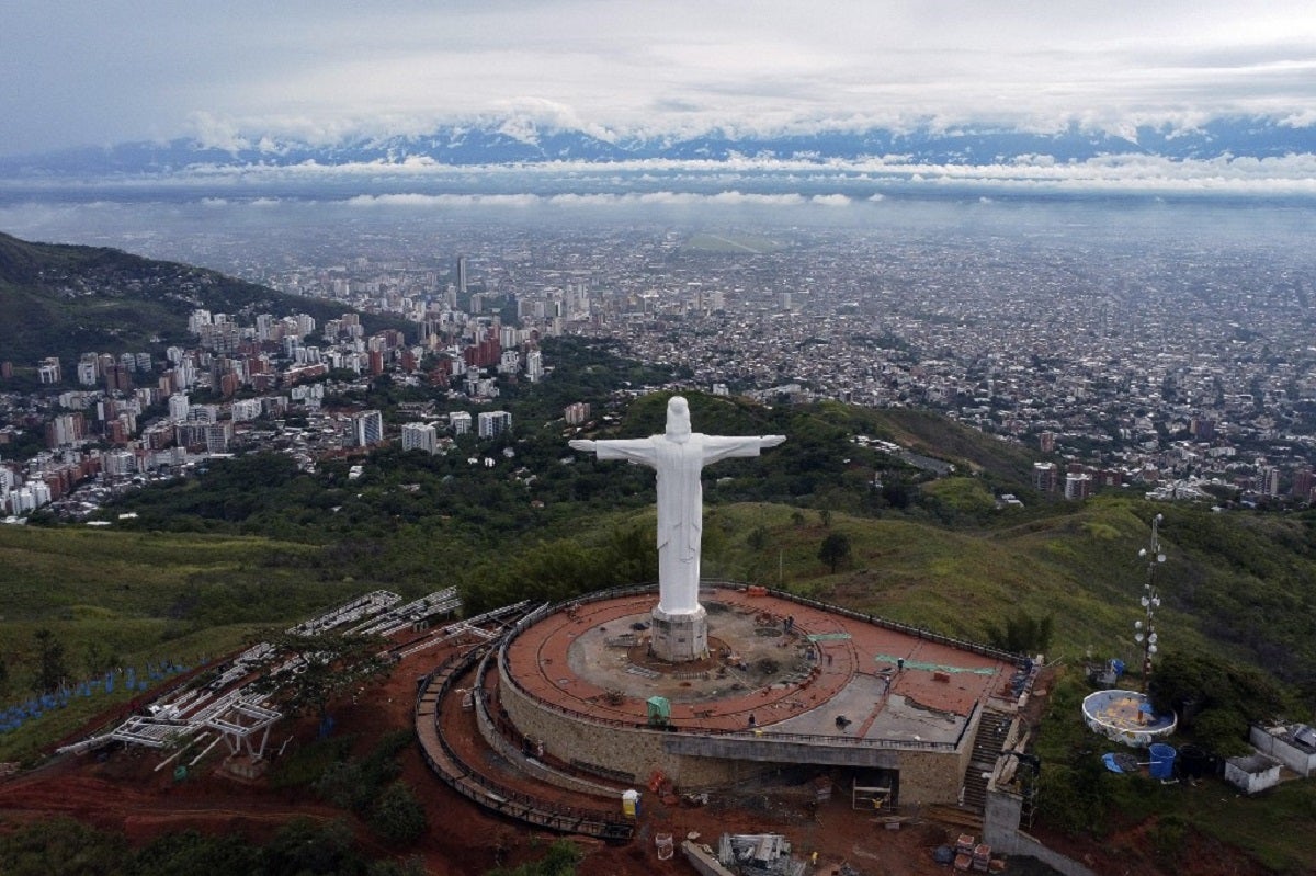 Vista aérea de la estatua de Cristo Rey, panorámica de Cali.