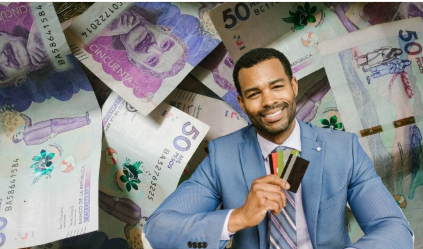 Billete y hombre con tarjetas de crédito