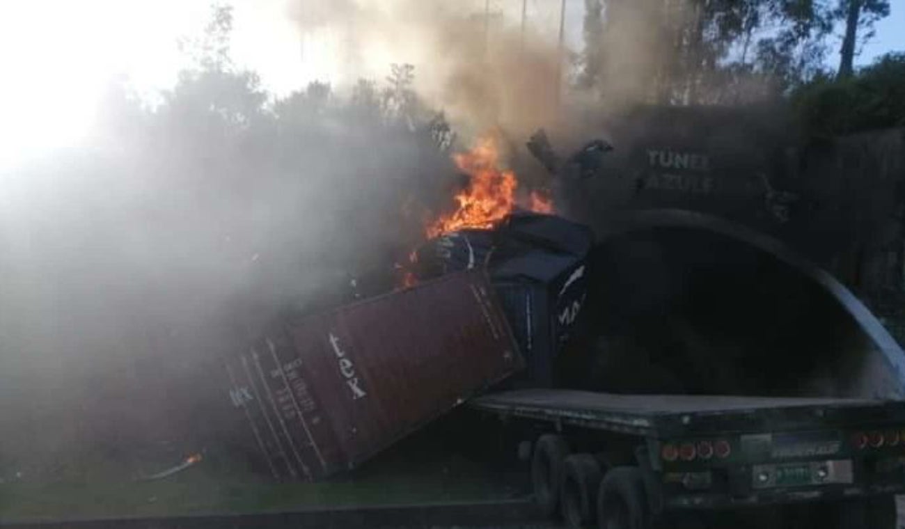 Trágico accidente en la Vía La Línea deja dos personas fallecidas y genera caos vehicular.
