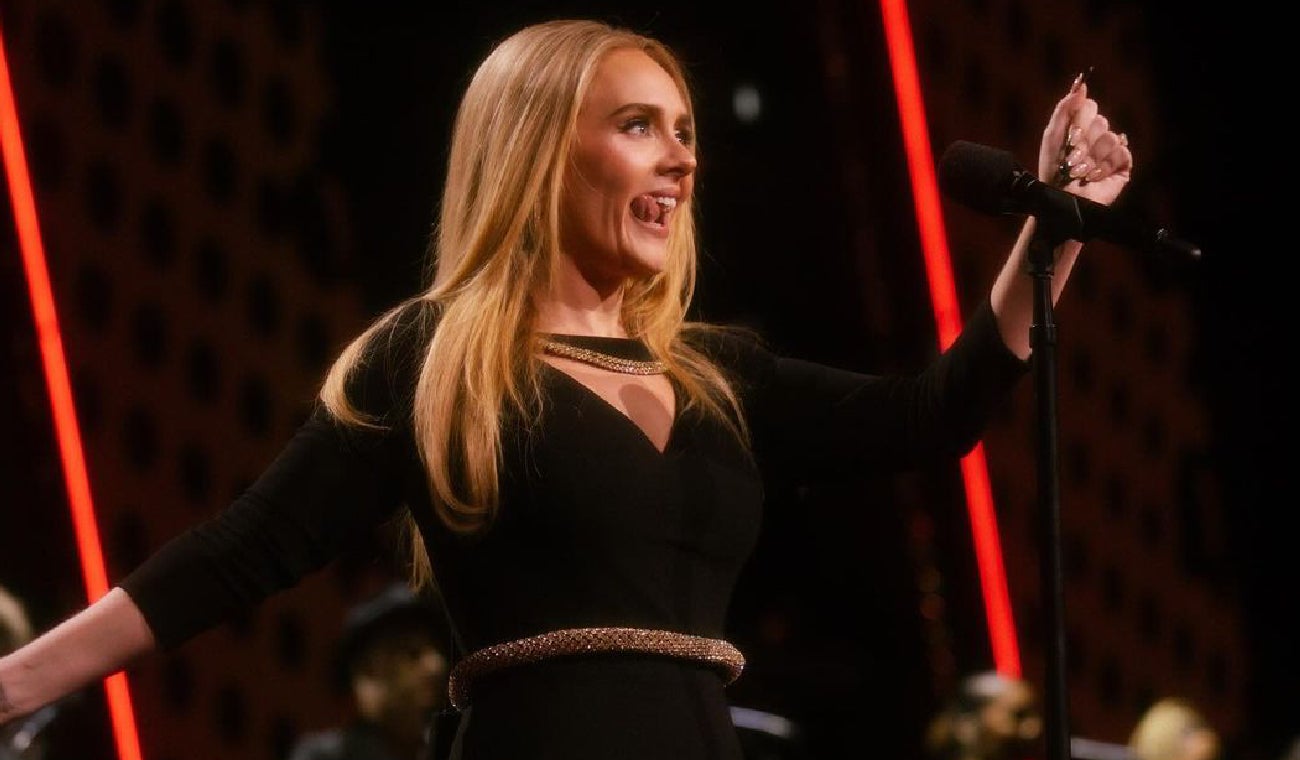 Adele defiende a la comunidad LGBTQ+ en su concierto