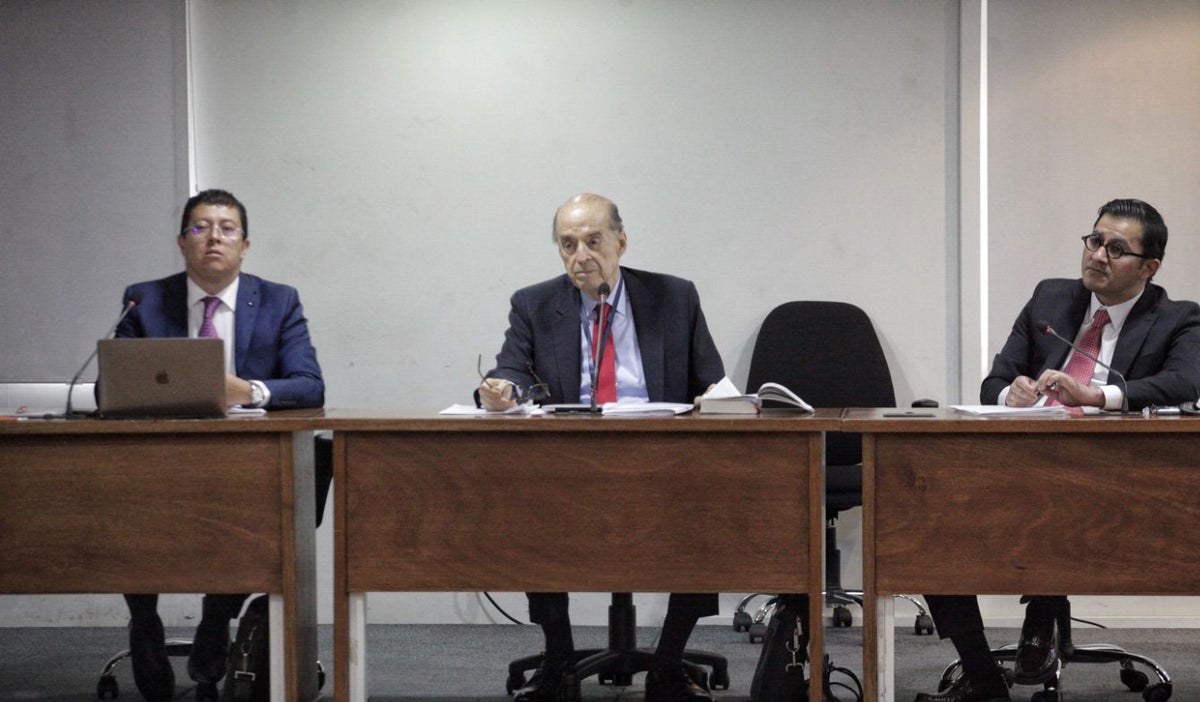 Álvaro Leyva se defiende ante la Procuraduría