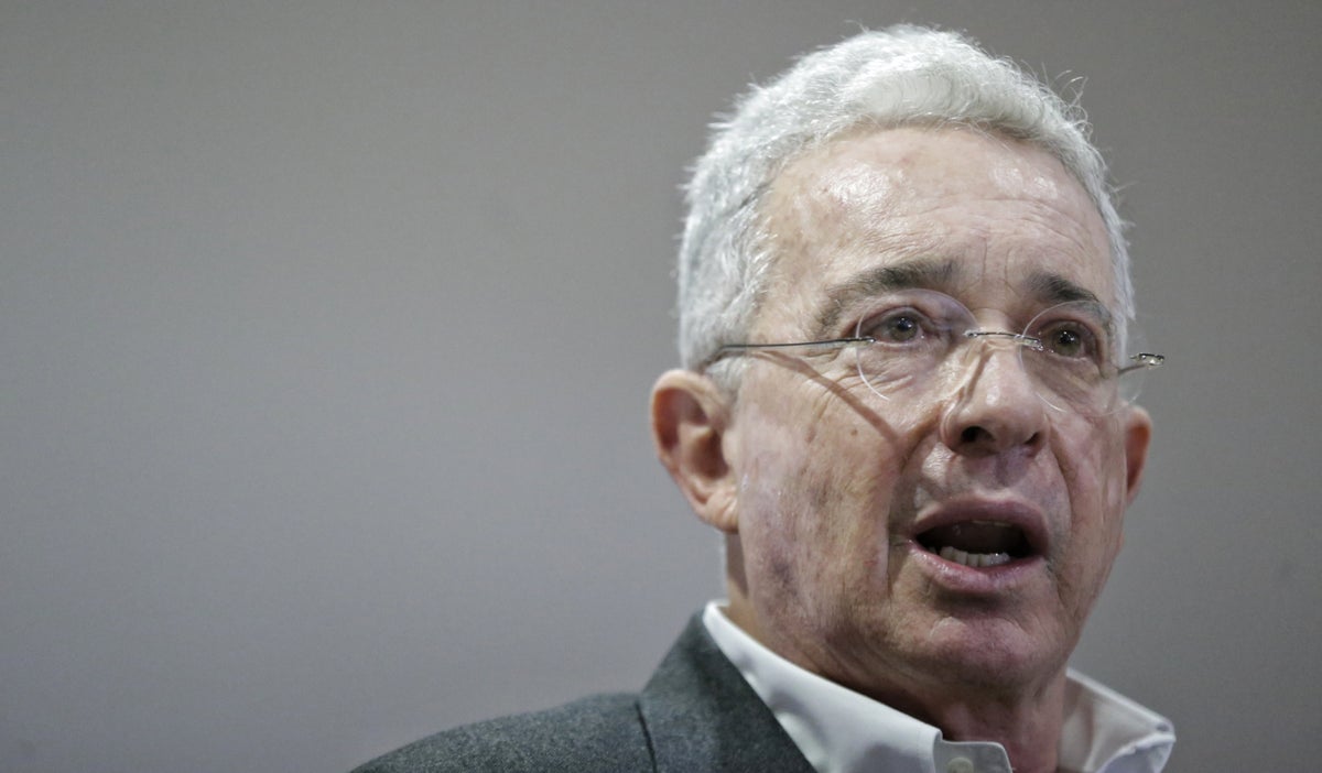 Álvaro Uribe Vélez califica de graves las denuncias de 'chuzadas' a magistrados de la Corte Constitucional.