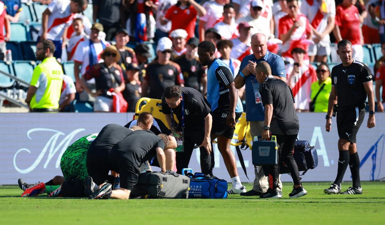 Árbitro se desmaya en partido Perú vs Canadá