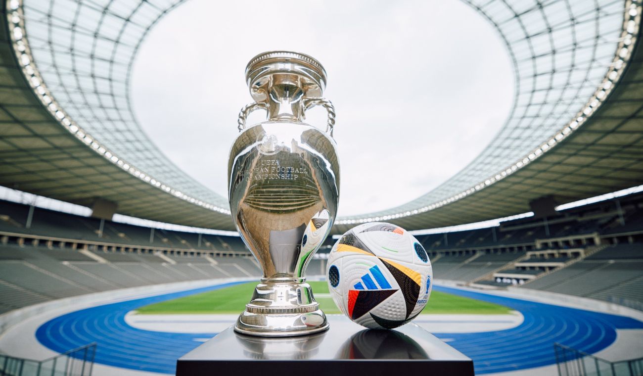 Balón y trofeo Eurocopa 2024