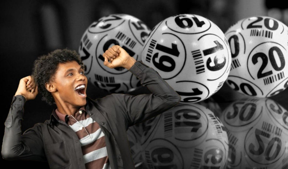 Pelotas de baloto y persona celebrando