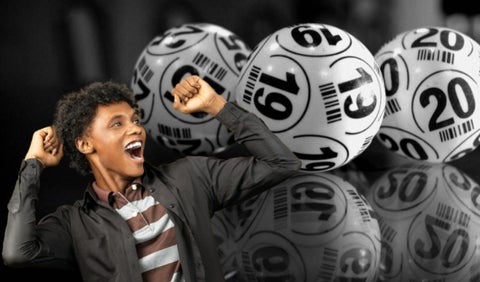 Pelotas de baloto y persona celebrando