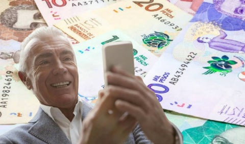 Billetes y señor de la tercera edad con celular