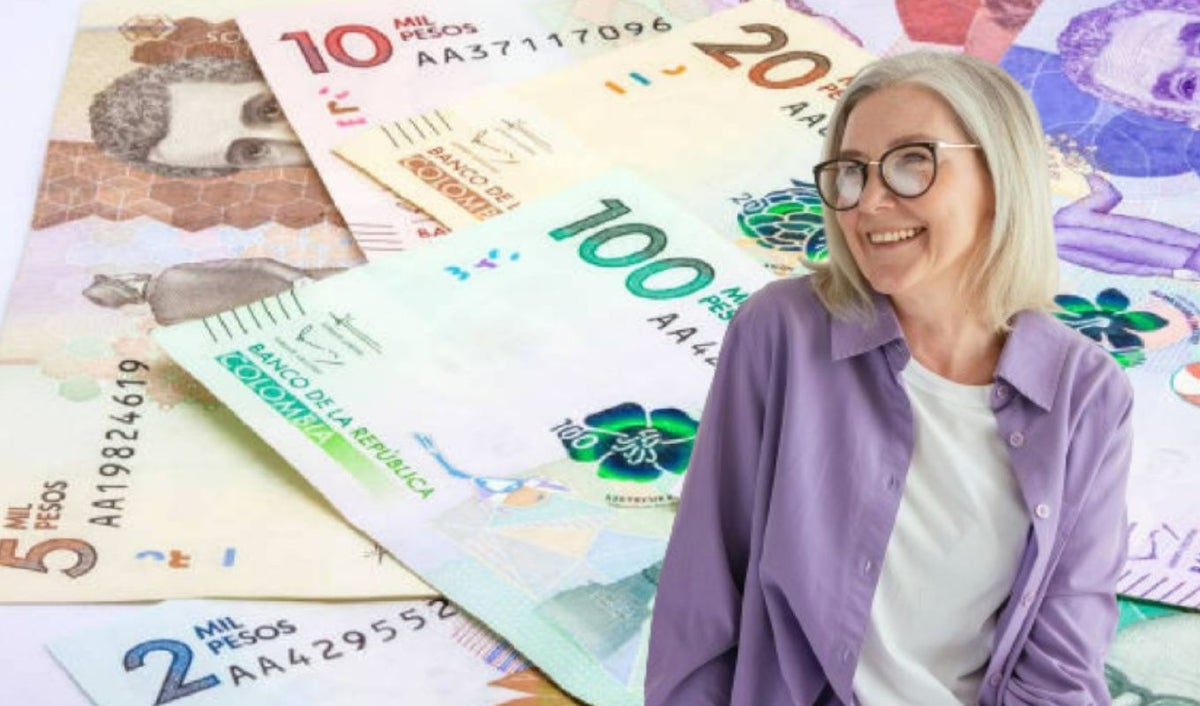 Billetes y adulto mayor sonriendo