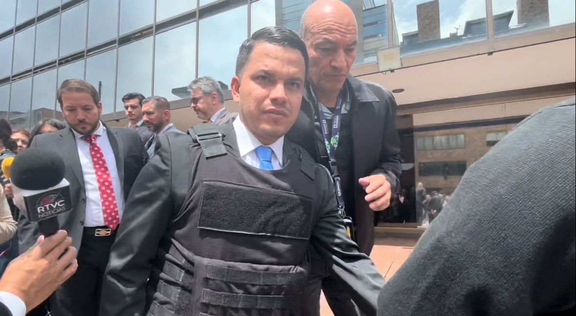 Sneyder Pinilla saliendo de la Corte Suprema