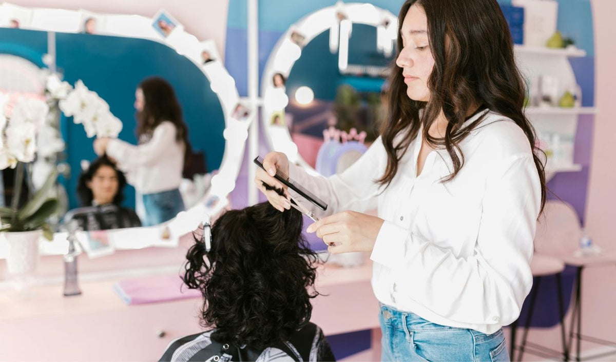 Mujer cortando del cabello