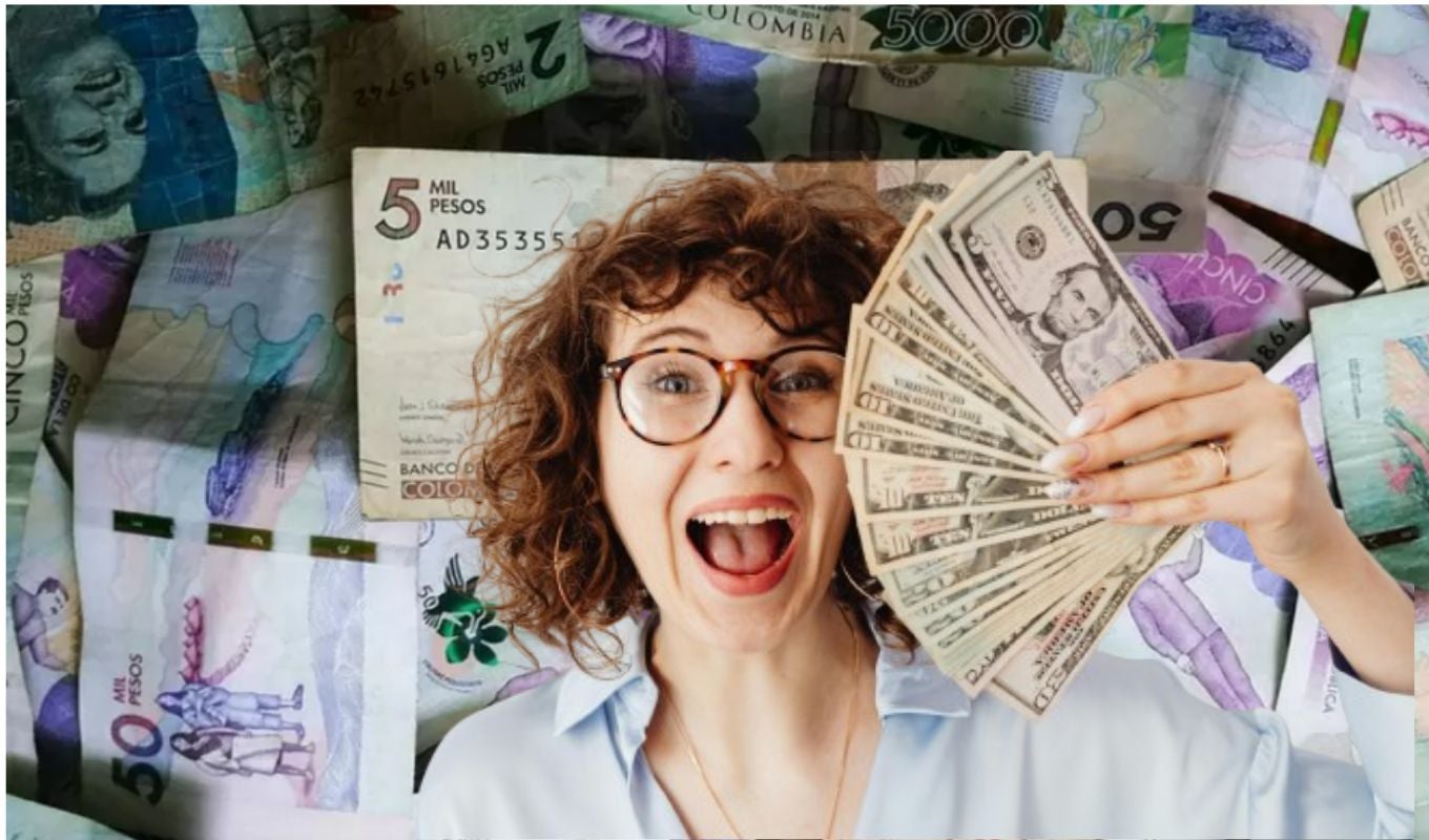 Billetes y una mujer feliz