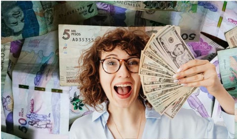 Billetes y una mujer feliz