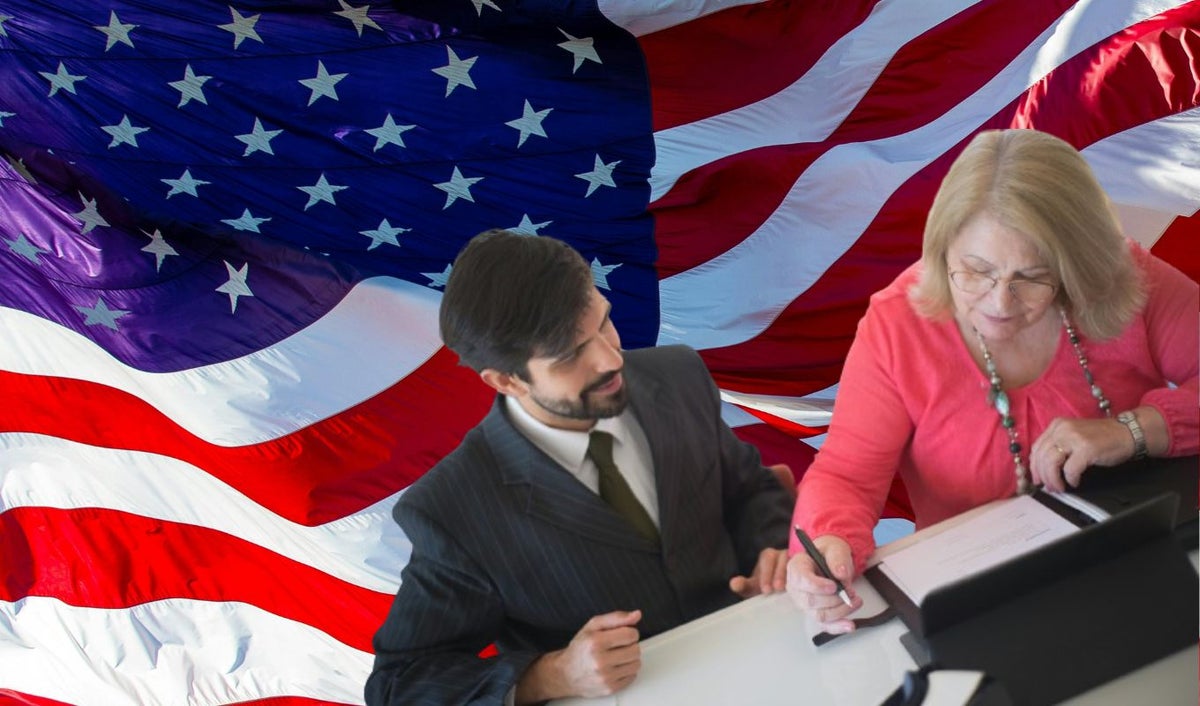 Bandera de Estados Unidos y dos personas firmado