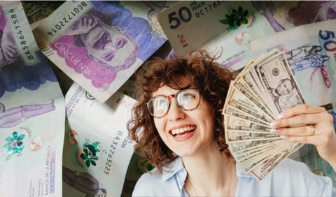 Billetes y una persona feliz con dólares