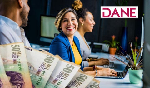 Personas trabajando y billetes colombianos