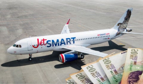 Avión de JetSmart y billetes colombianos