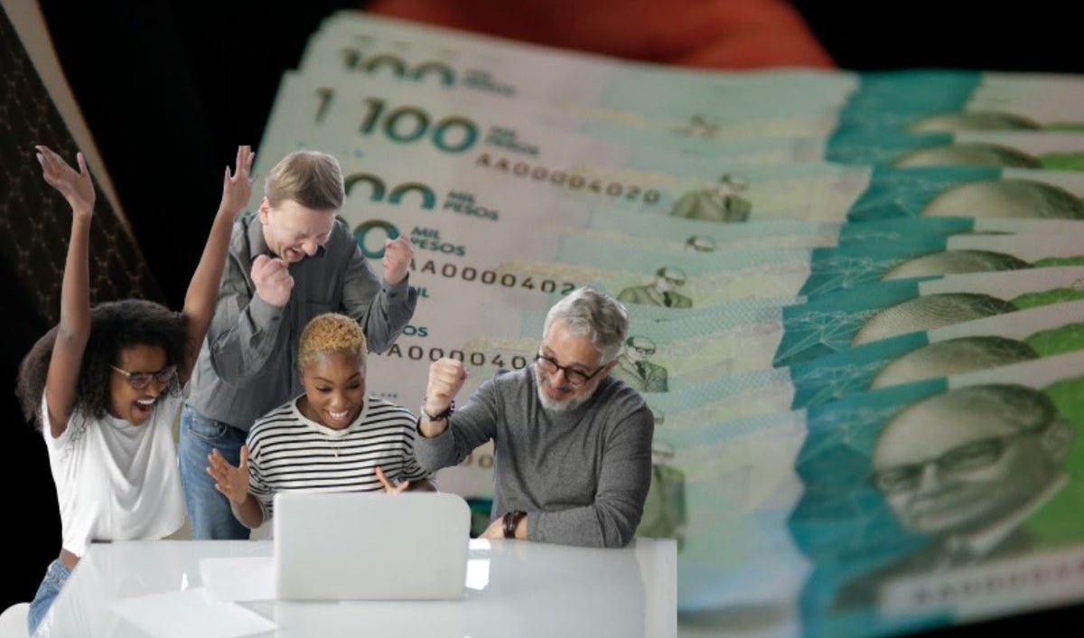 Billetes de 100.000 y trabajadores celebrando