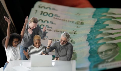 Billetes de 100.000 y trabajadores celebrando
