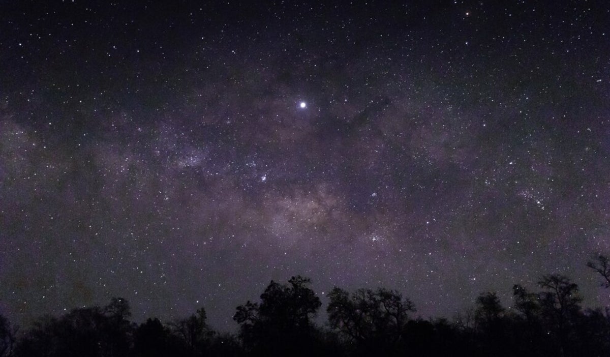 Las estrellas desaparecen misteriosamente en el cielo nocturno