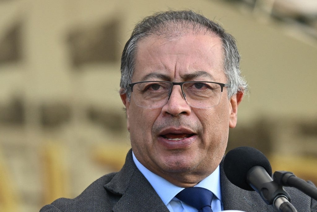 El presidente Gustavo Petro suspende su participación en la Cumbre de Paz en Suiza sobre Ucrania y regresa a Colombia, destacando la importancia de la paz y la justicia social.