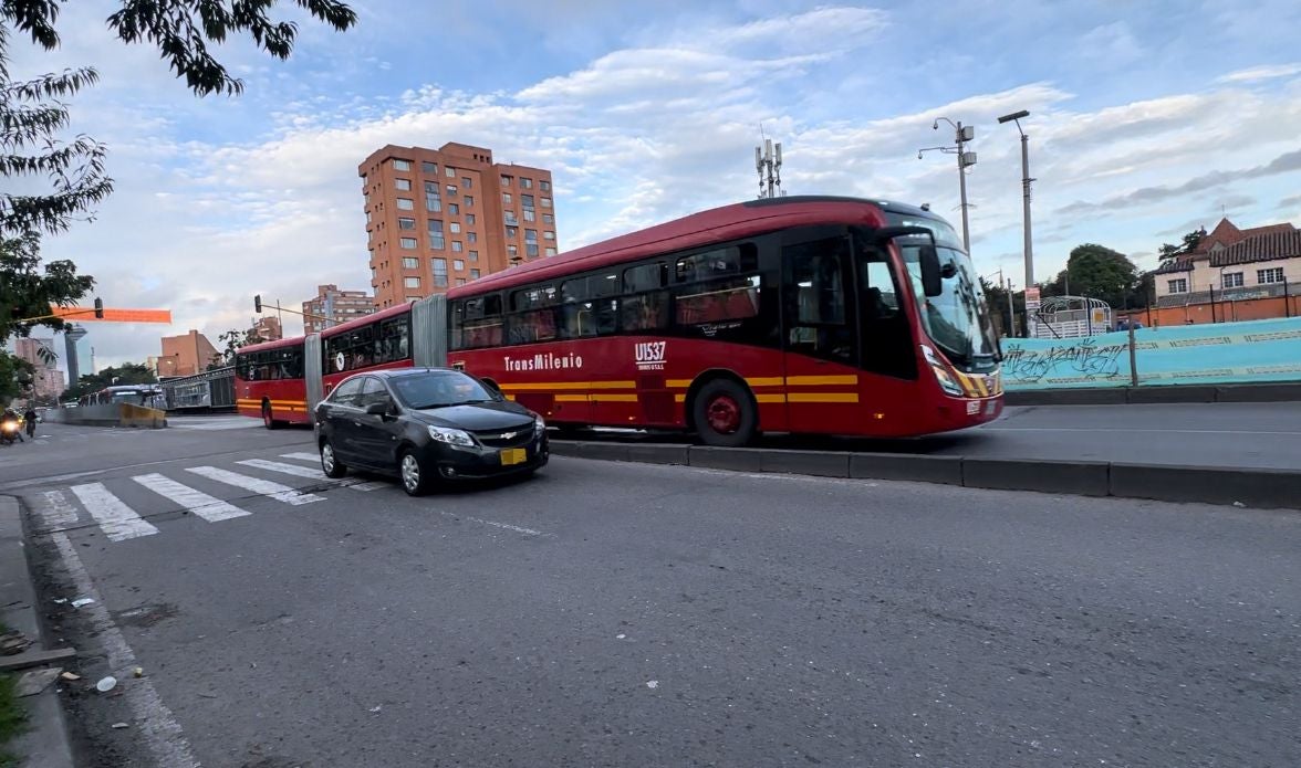 Investigan caída de maquinaria amarilla sobre articulado de TransMilenio en Bogotá. Cuatro personas lesionadas en accidente en la Avenida NQS. Protocolos de seguridad activados.