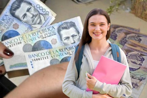 Jóvenes con pesos colombianos