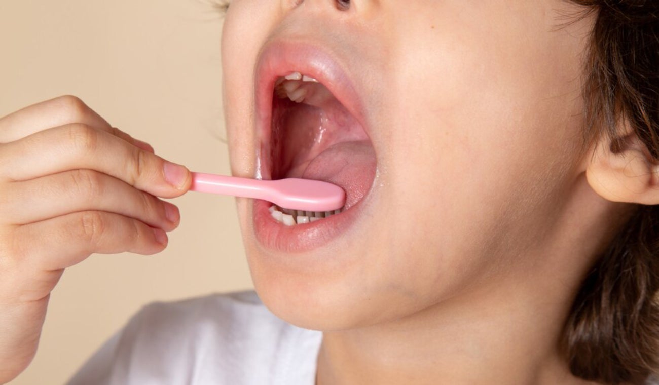 ¿Qué pasa si me limpio la lengua con el cepillo de dientes?