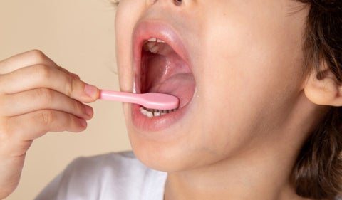 ¿Qué pasa si me limpio la lengua con el cepillo de dientes?