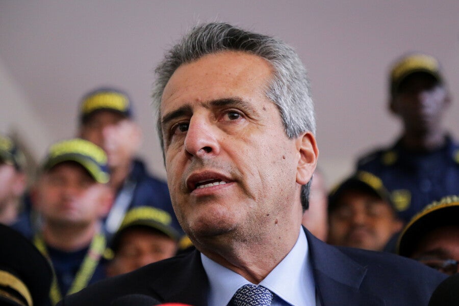 Gustavo Petro anuncia salida de Luis Fernando Velasco del Ministerio del Interior, primer cambio en su gabinete. Velasco destaca legado progresista y defensa de reformas sociales.