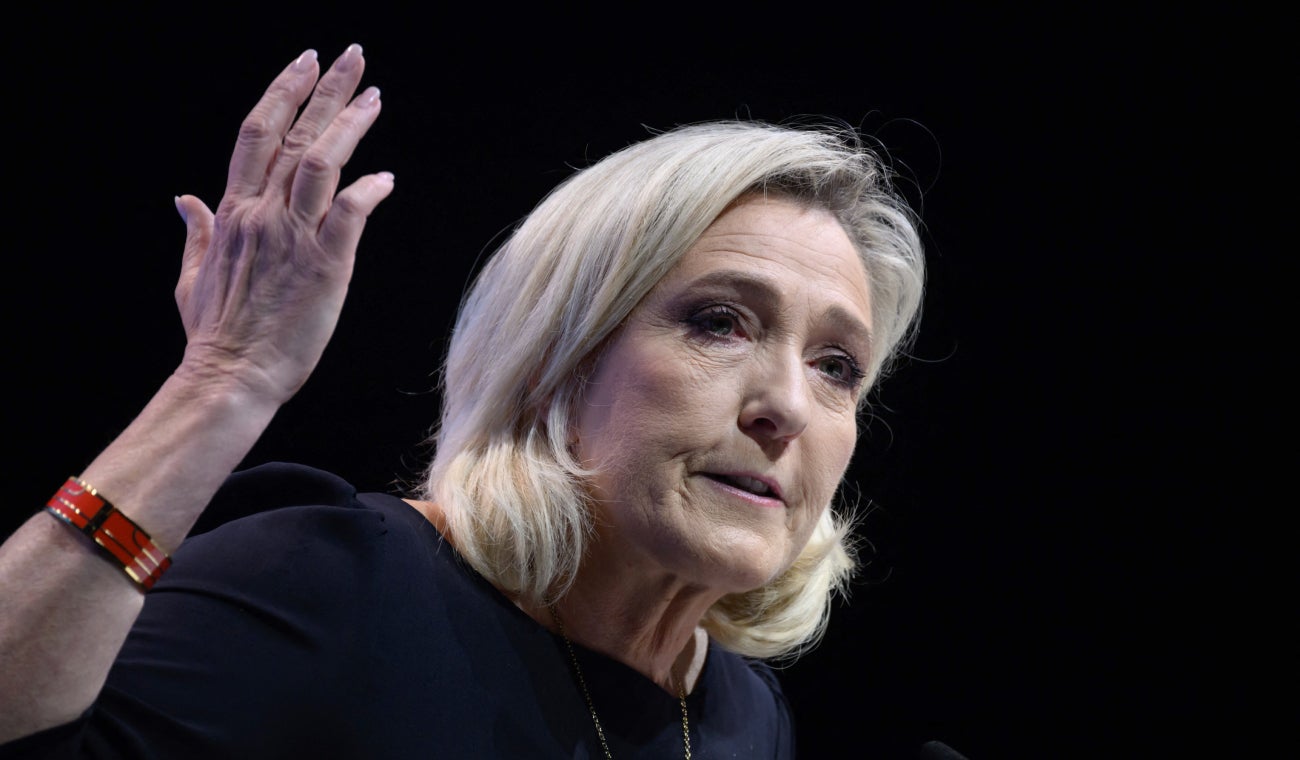 Marine Le Pen lidera sondeos para legislativas de Francia
