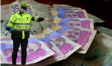 Billetes y un policía de transito