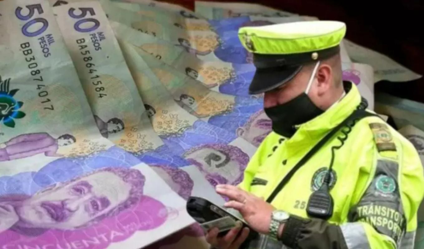 Billetes y un Policía de tránsito
