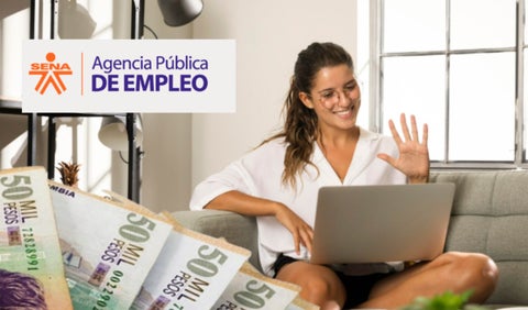 Persona trabajando desde casa y billetes